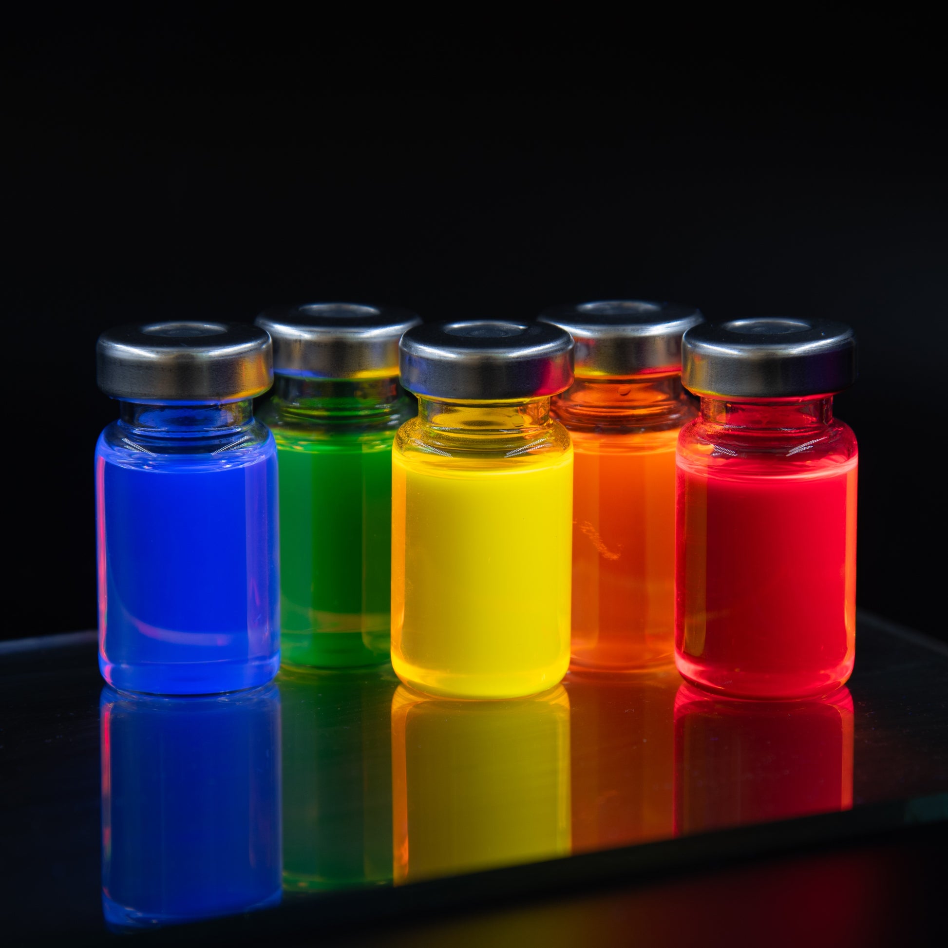 High efficiency water soluble cadmium selenide zinc sulfide (CdSe/ZnS) core-shell quantum dots in vials